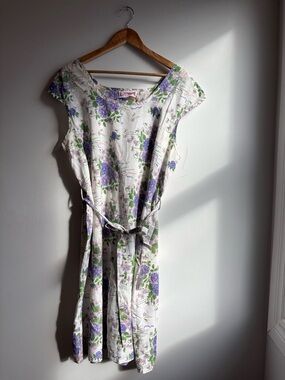 Floral Tie-Waist Mini Dress in White and Purple